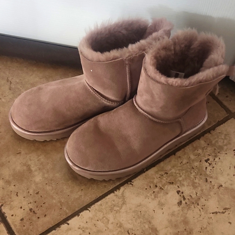 Dusty Rose Baily Bow UGGS SIZE 8 EXCELLENT CONDITION